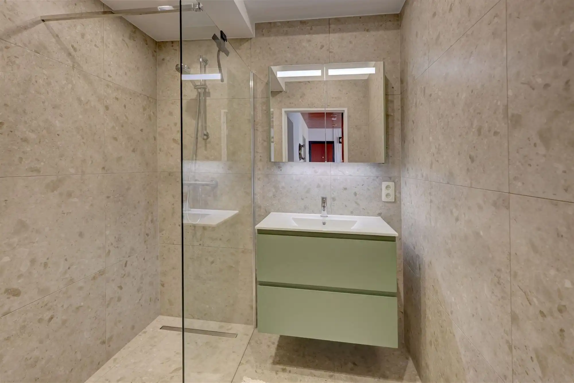 Gerenoveerd 2 slpk appartement met een rustig terras op Linkeroever! foto 10