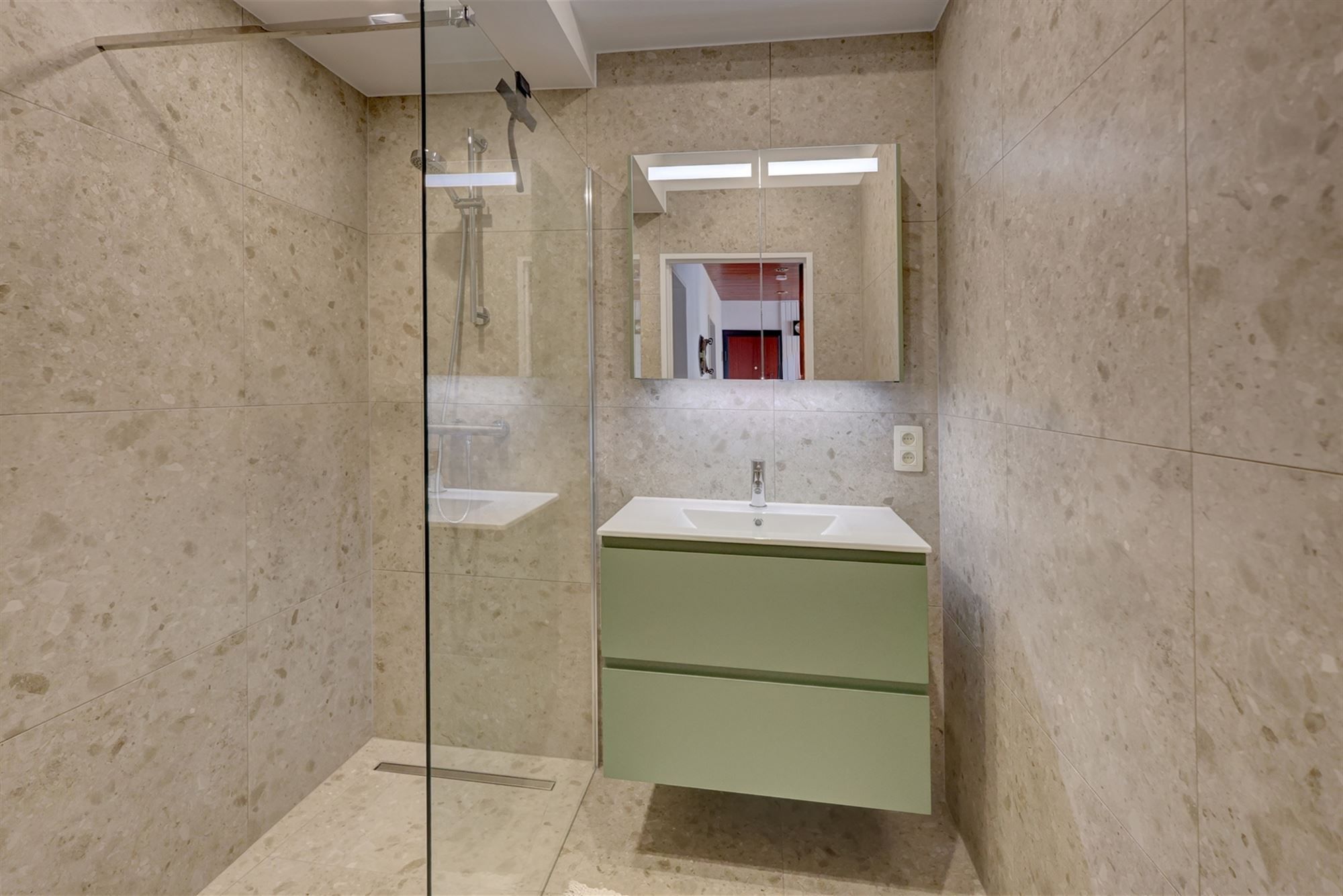 Gerenoveerd 2 slpk appartement met een rustig terras op Linkeroever! foto 10