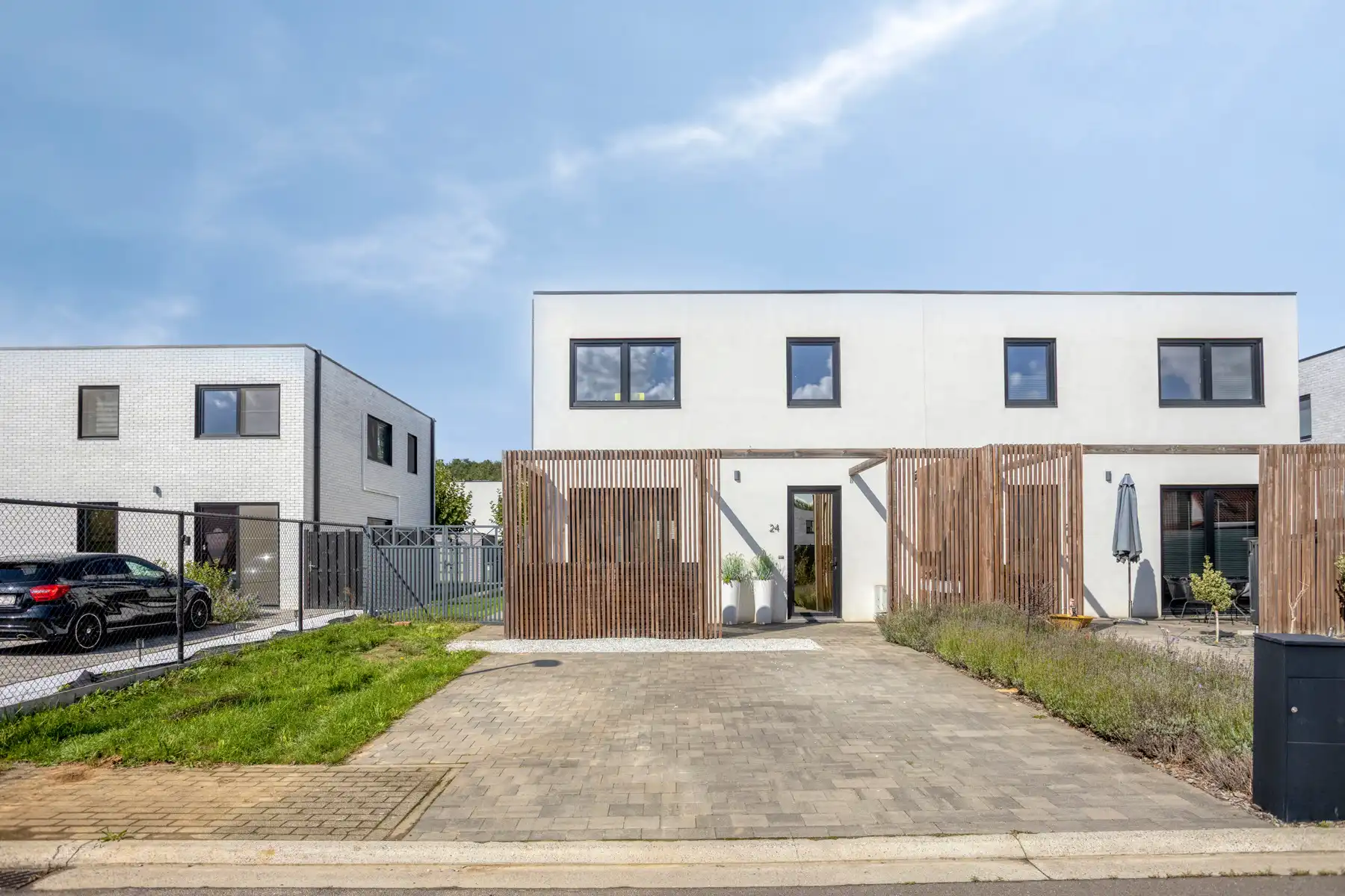 Volledig instapklare moderne halfopen woning in rustige wijk foto 2
