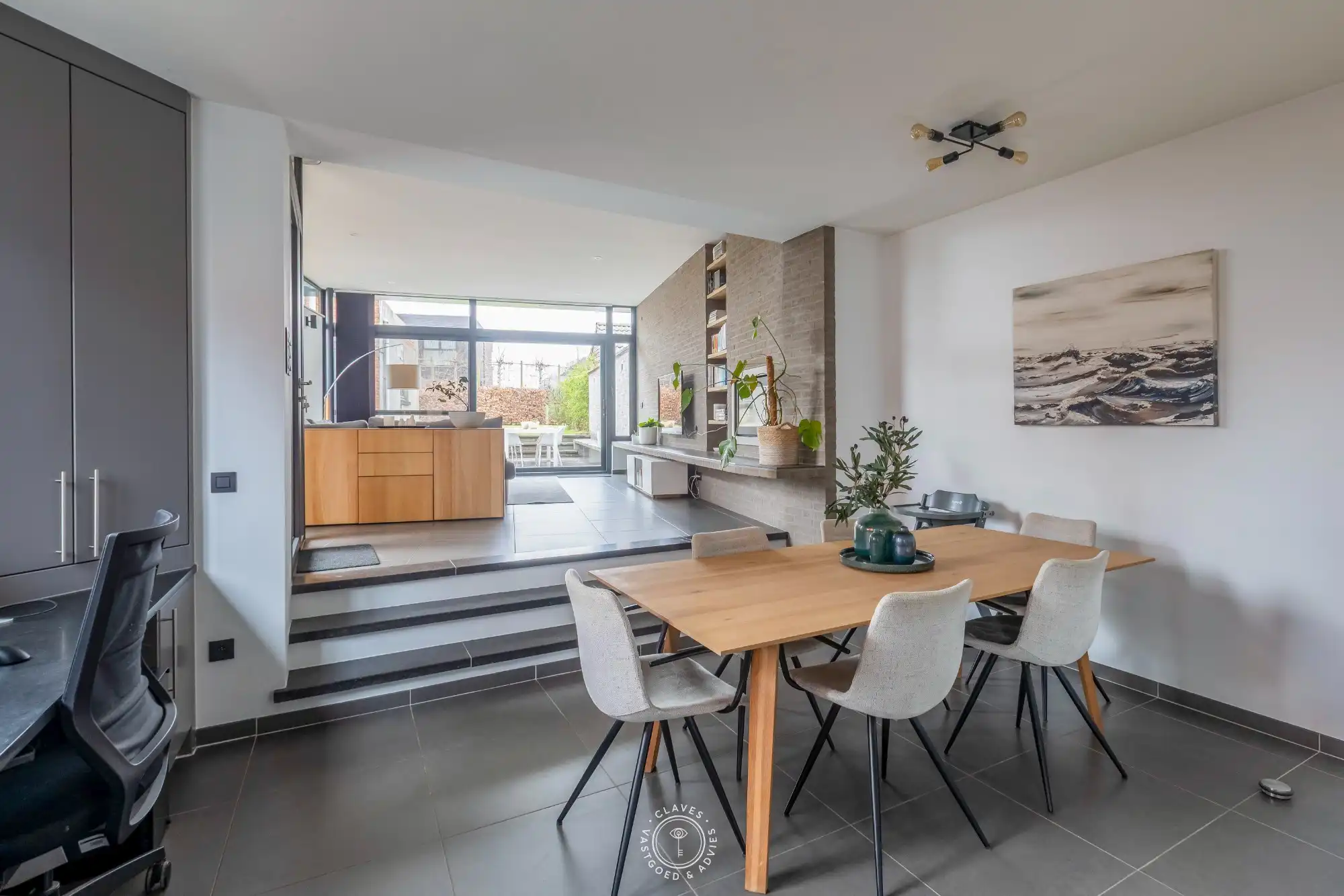 Verzorgde en gerenoveerde woning met zuidwest gerichte tuin foto 3