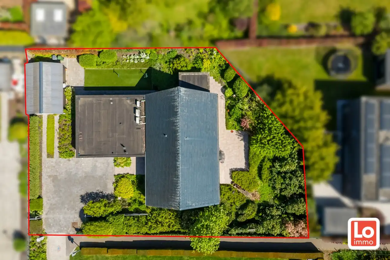 Instap klare open woning met ruime inpandige garage en gezellige tuin op een rustige locatie en toch nabij het centrum van Lochristi! foto 3