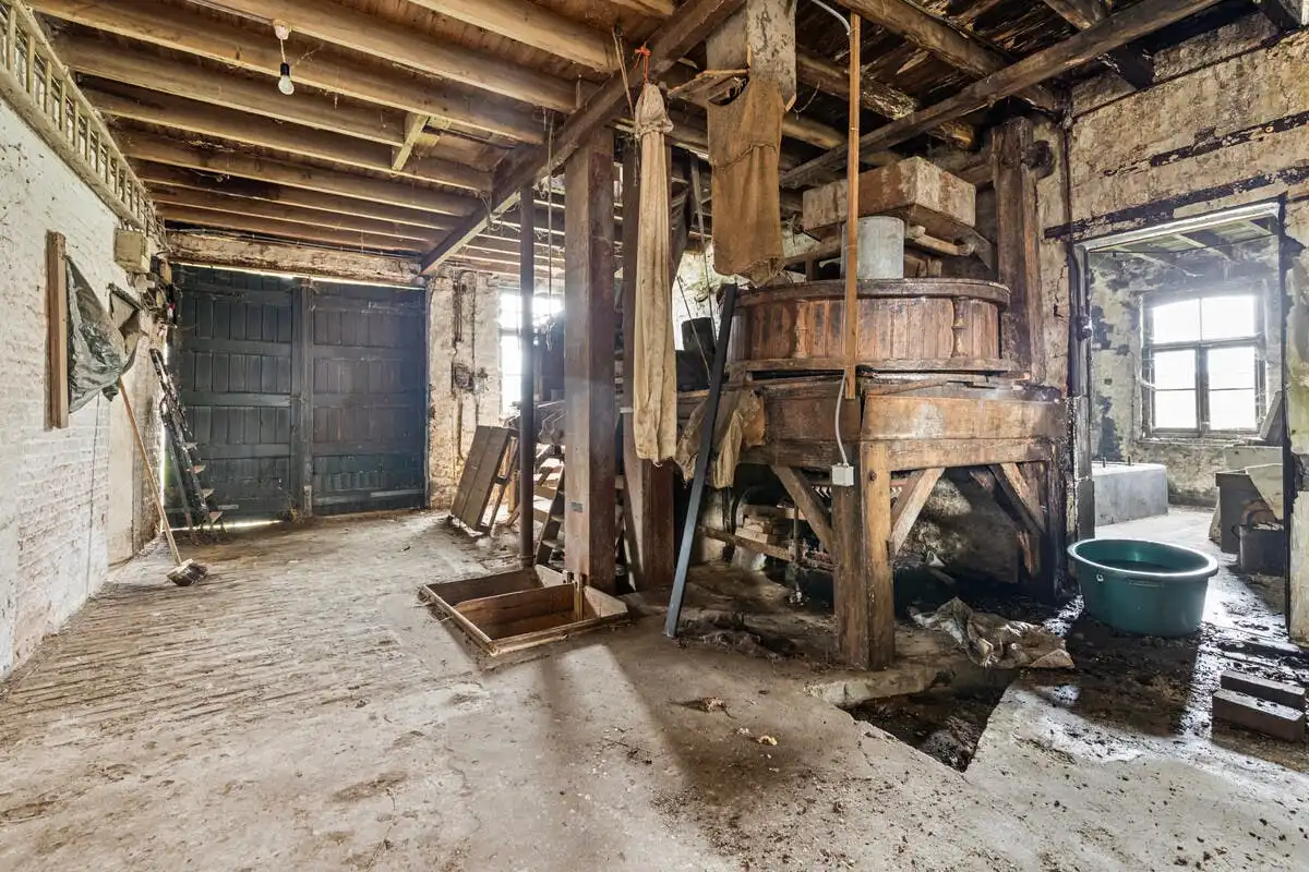 Veelzijdige te renoveren hoeve te koop in Jabbeke foto 8