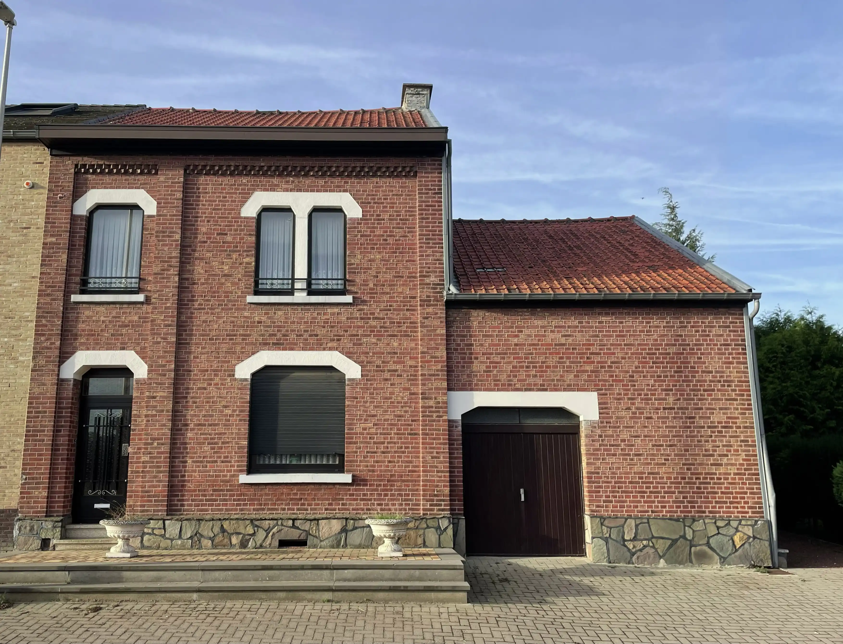 Hoofdfoto van de publicatie: Deze charmante halfopen woning is gelegen in het landelijke Gingelom. Met een perceelbreedte van circa. 20m biedt dit pand extra mogelijkheden.