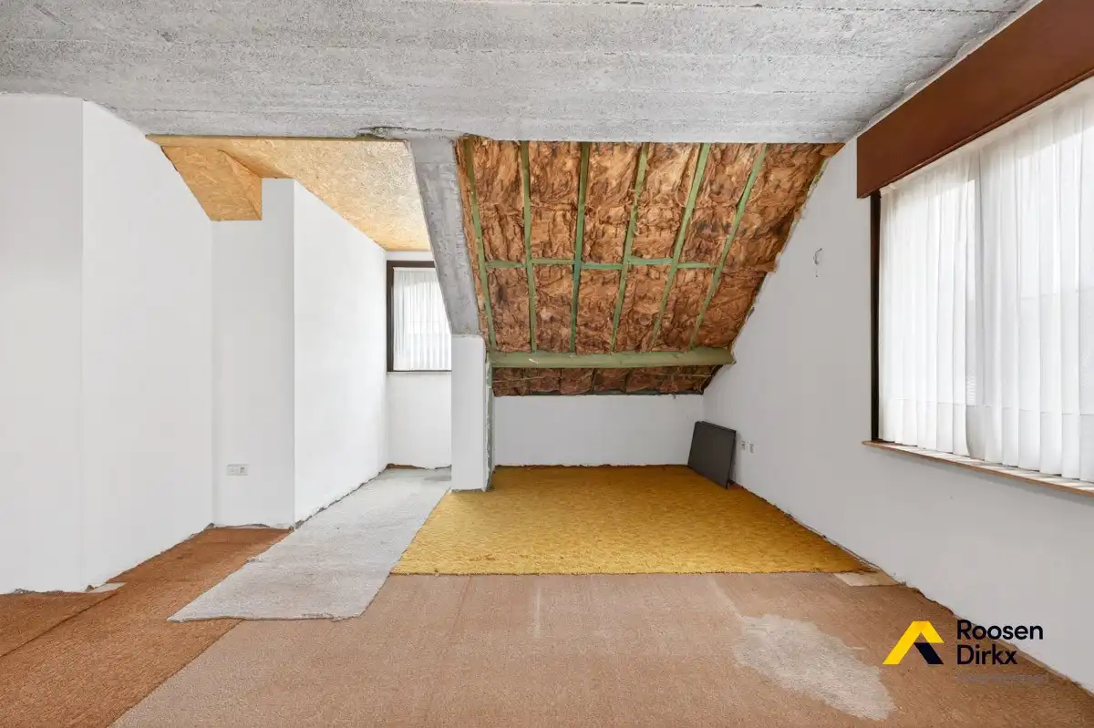 Vrijstaande en degelijke gezinswoning met 300m² bewoonbare oppervlakte en mogelijk 5 slaapkamers op perceel van 974m² foto 27