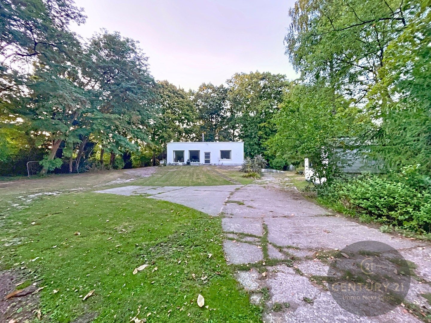 Hoofdfoto van de publicatie: Te renoveren woning met zeer veel mogelijkheden.
