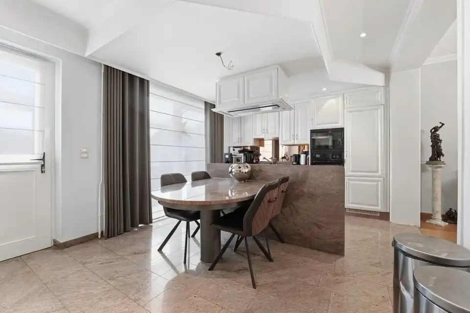 RUIME EN LICHTRIJKE GEZINSWONING MET GARAGE, TERRAS EN SAUNA IN TONGEREN foto 12