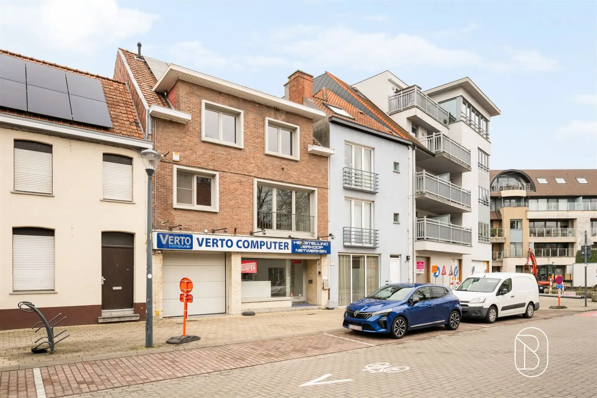 Handelspand met ruime woonst, garage en leuk terras foto {{pictureIndex}}