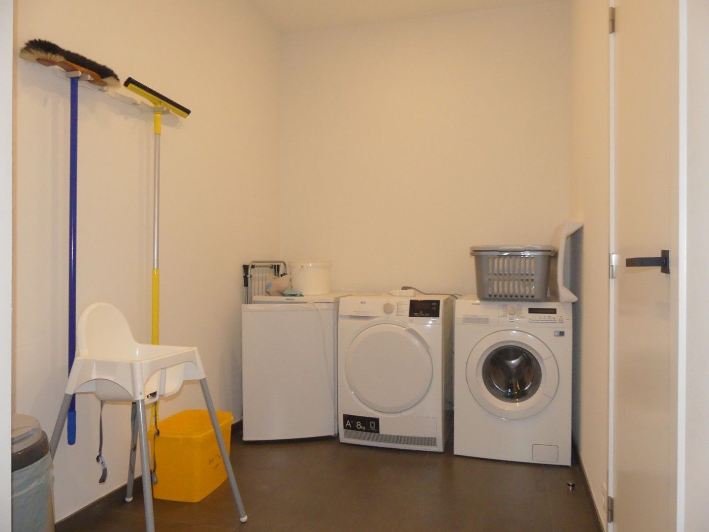 Modern ingerichte en ruime woning met garage en tuin foto 6