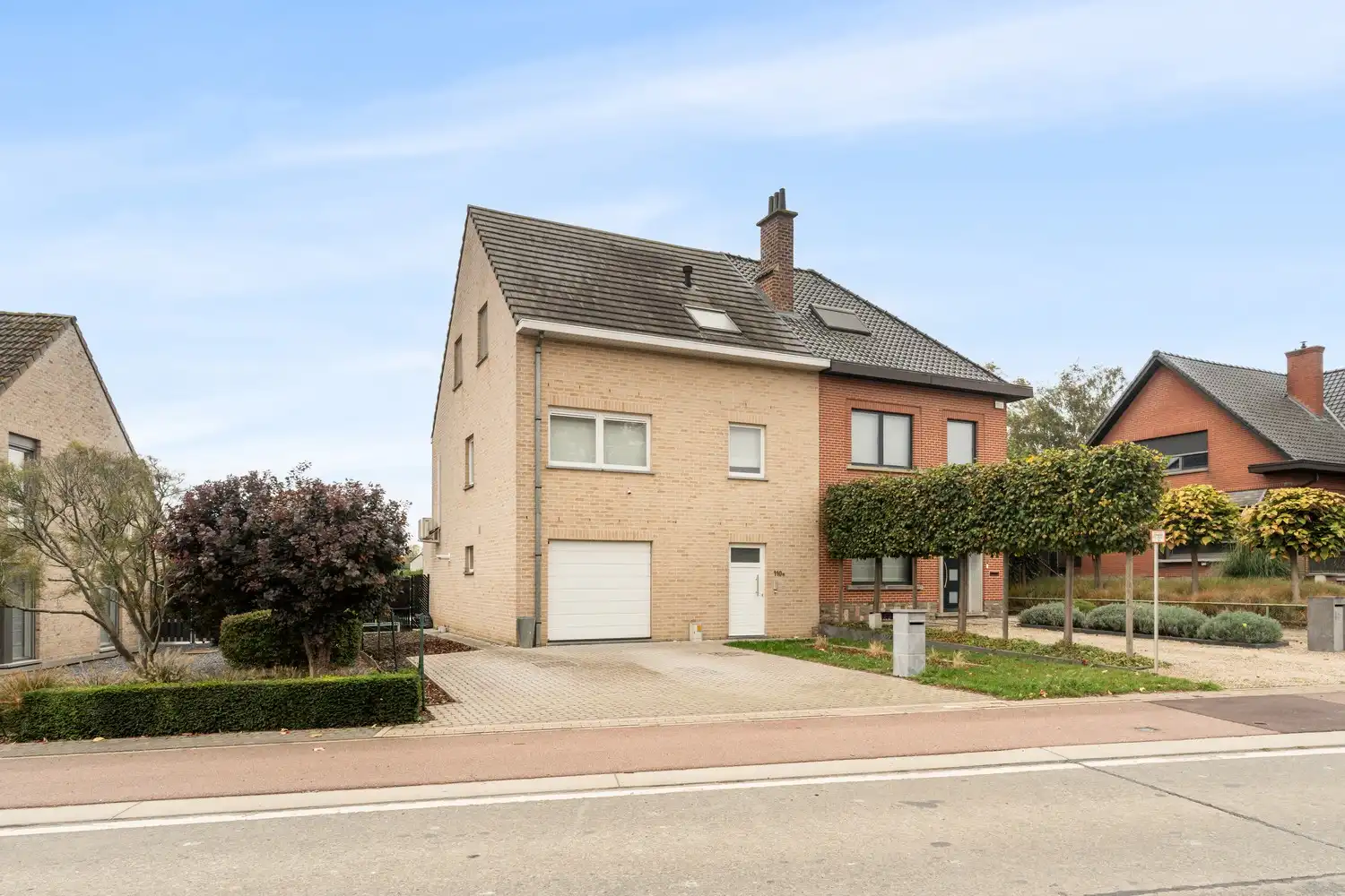 Prachtige 3-gevelwoning met studio, grote tuin en vrij uitzicht foto {{pictureIndex}}