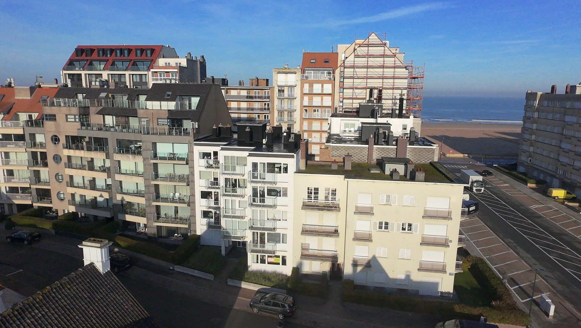 Gezellig en vernieuwd appartement op een unieke locatie aan zee foto 2