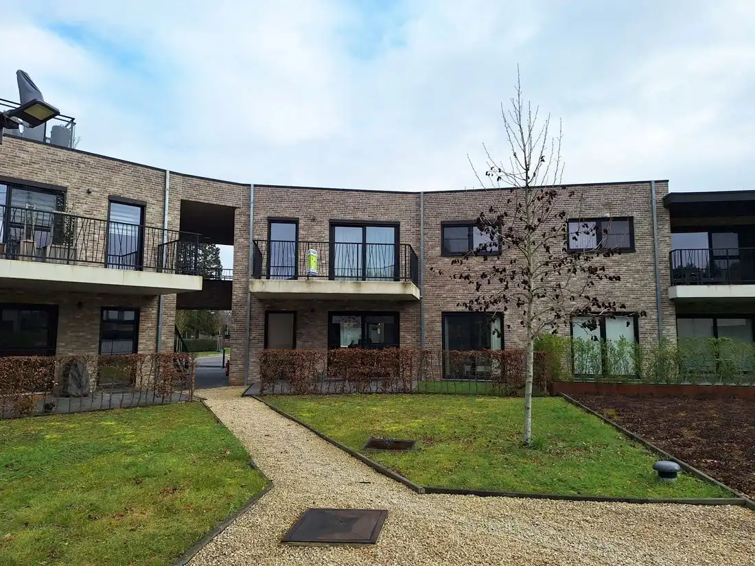 Modern instapklaar appartement te Koersel centrum foto 2