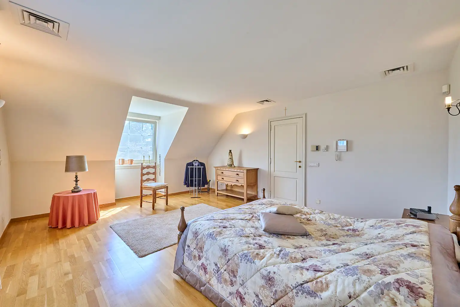 Exclusieve villa met bijgebouwen op 6.660m² grond foto 15