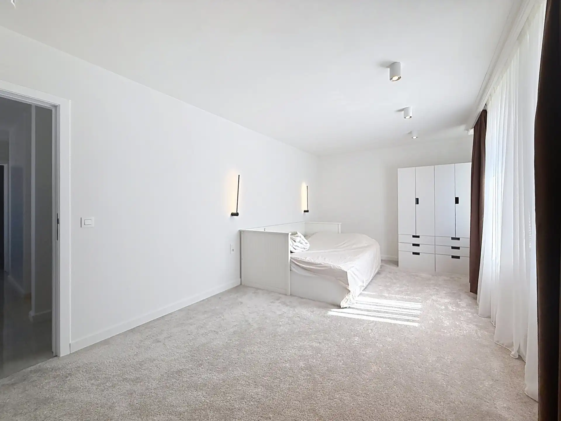 3-gevels huis met 4 slaapkamers en een tuin foto 13
