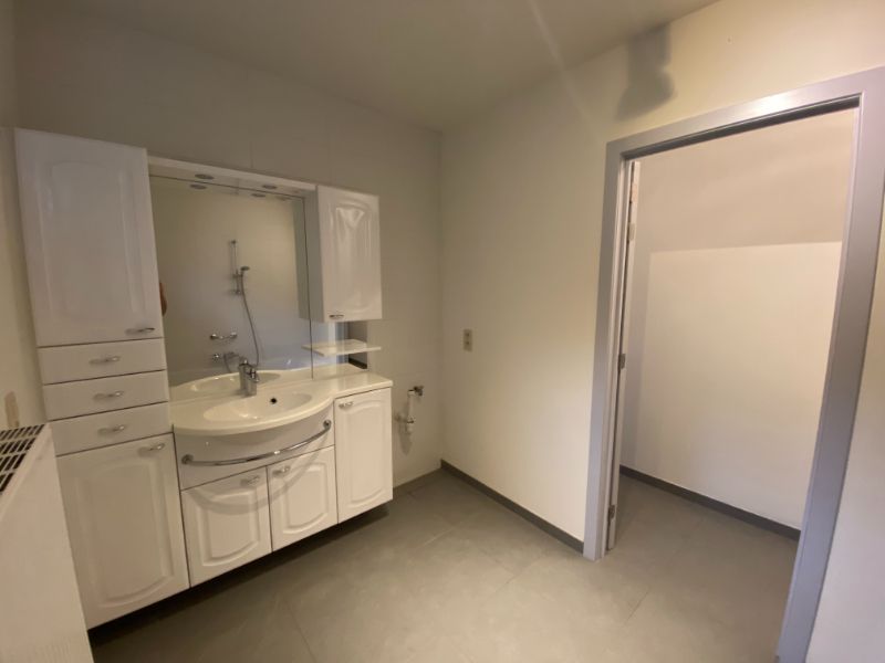 Gelijkvloers appartement met voor- en achtertuin en garage foto 10