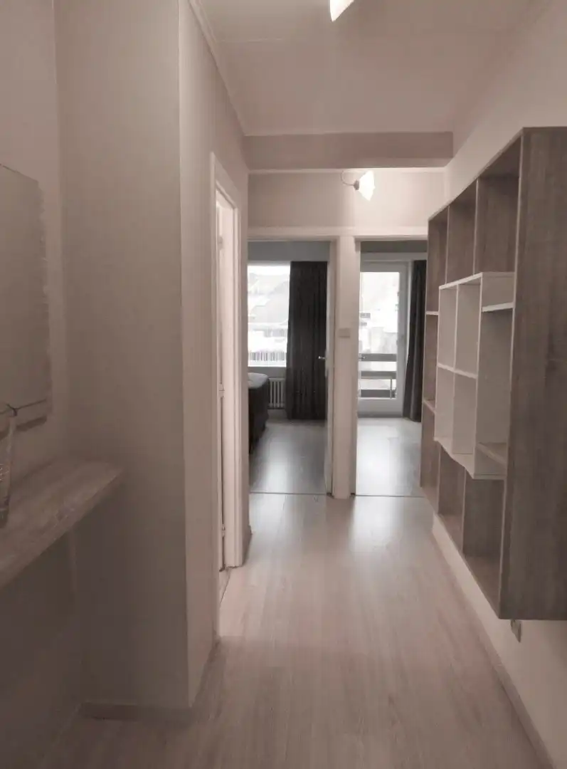 Ongemeubeld lichtrijk appartement met twee slaapkamers foto 7