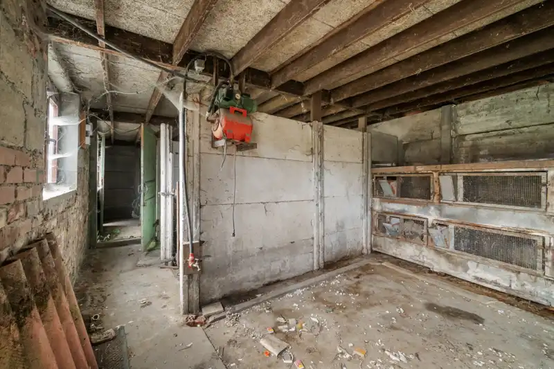 Westrozebeke-centrum. Te renoveren half open bebouwing, uitzonderlijke grote woning met veel bergruimte en garage. Potentieel als woonruimte 165-225m2. Tuin en tuinhuis. foto 19