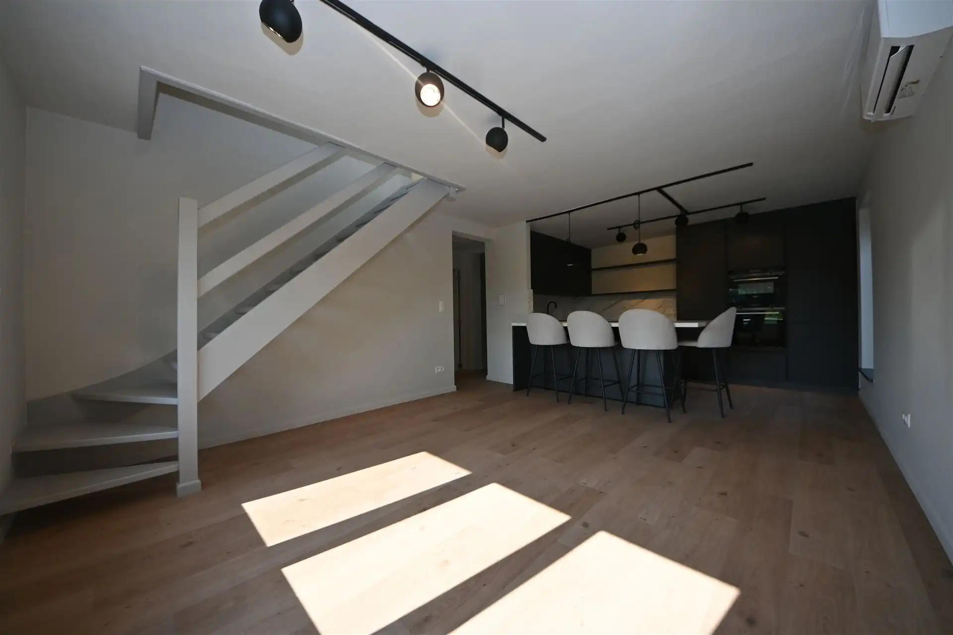 Gerenoveerd duplex appartement met 3 slaapkamers foto 5