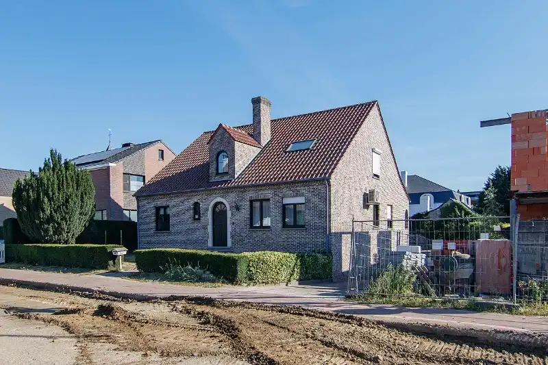 Riante instapklare gezinswoning met 5 slaapkamers op een vlot bereikbare locatie in het centrum van Kortessem (Hasselt) foto {{pictureIndex}}