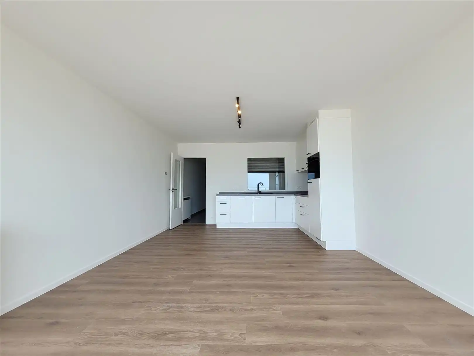 Ongemeubeld appartement met 1 slaapkamer en slaaphoek foto 7