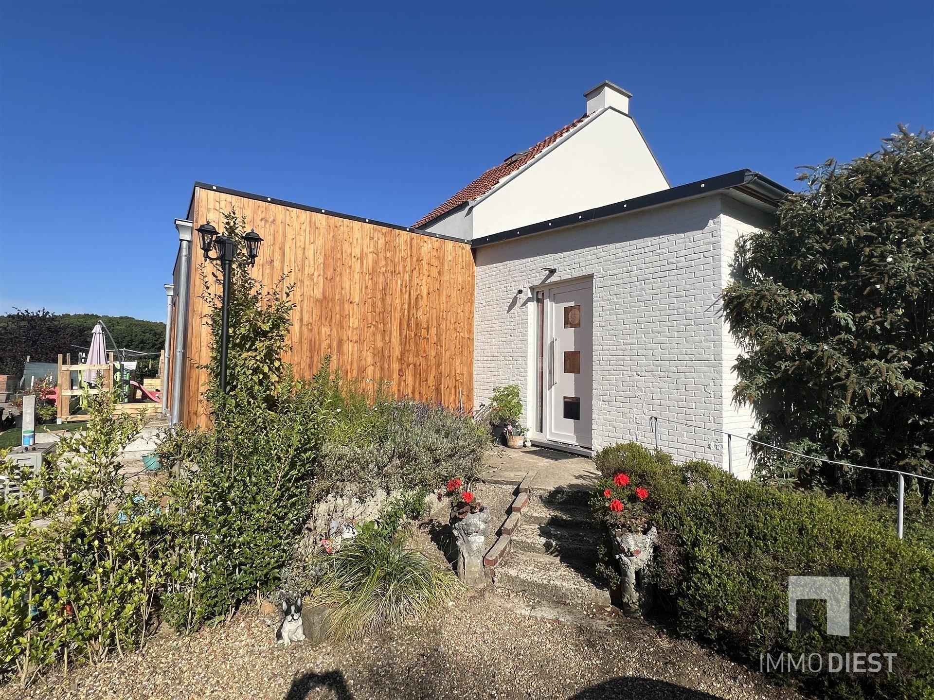 Charmante gerenoveerde woning met 4 slpkmrs foto {{pictureIndex}}