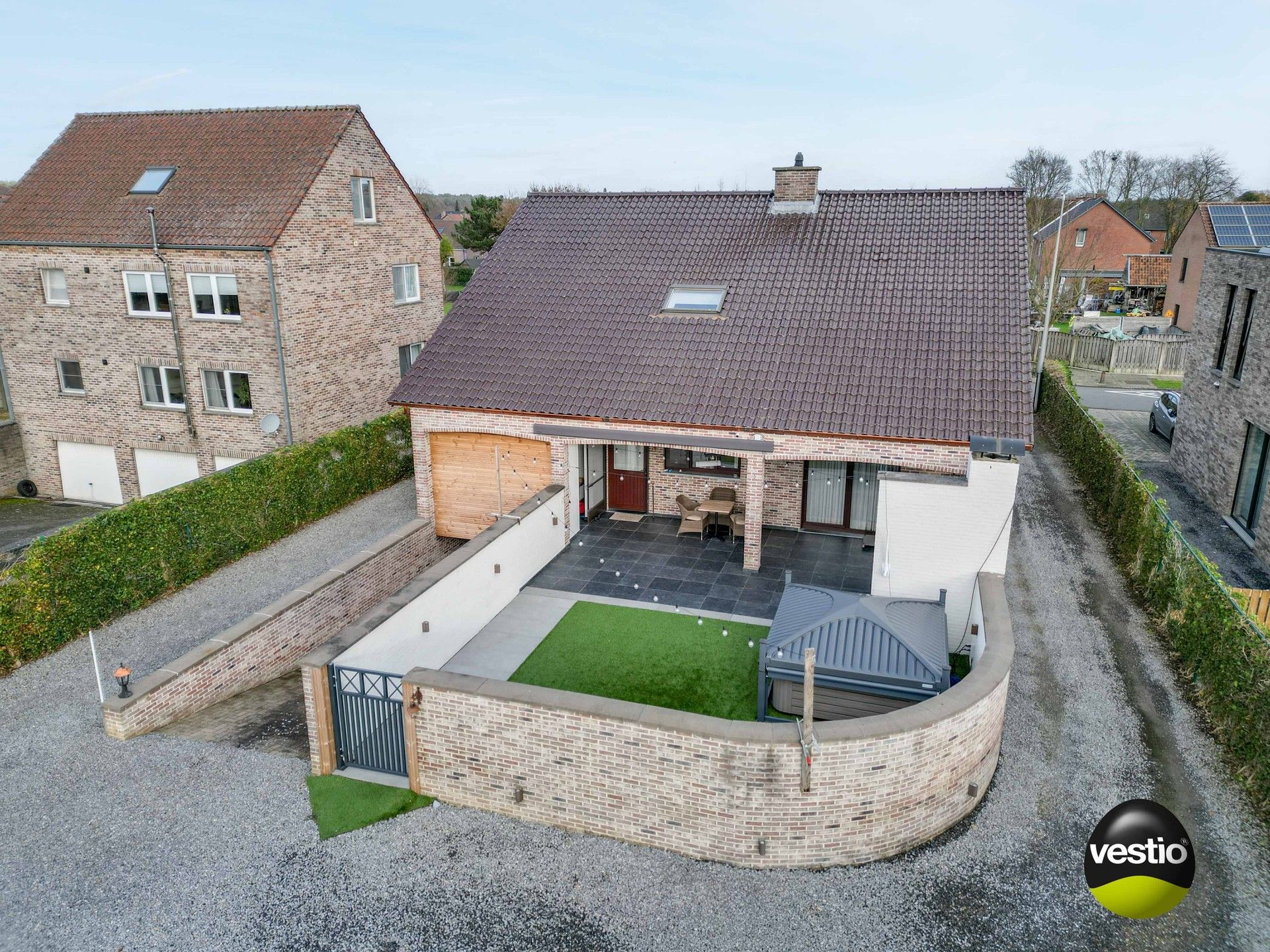 LANDELIJKE WONING MET RUIME GARAGE OP RUSTIGE LOCATIE TE OPOETEREN foto 3