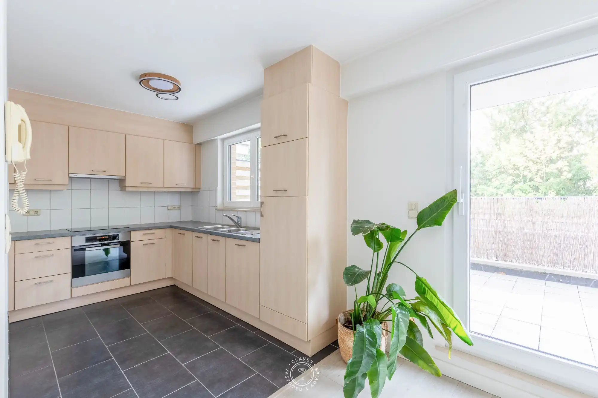 Verzorgd 2 slaapkamer appartement met ruim terras en autostaanplaats foto 5