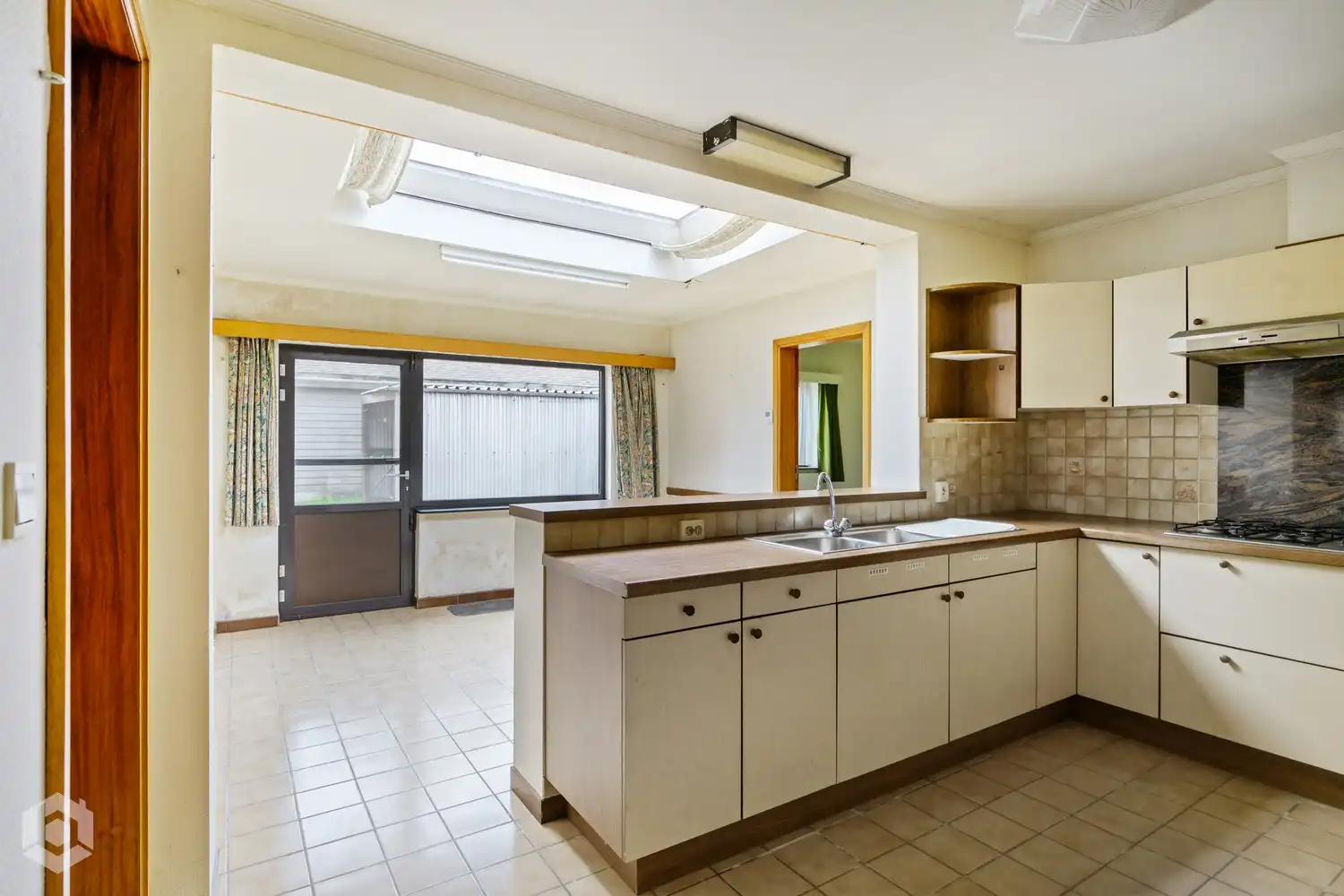 Te renoveren halfopen bebouwing met 3 slaapkamers en garage in Walem foto 2