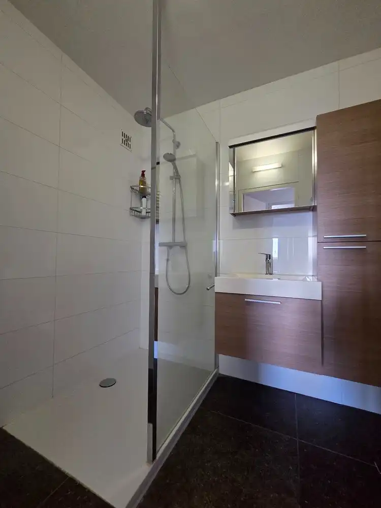 Volledig gerenoveerd tweeslaapkamer appartement inclusief garagebox en terras op toplocatie! foto 8