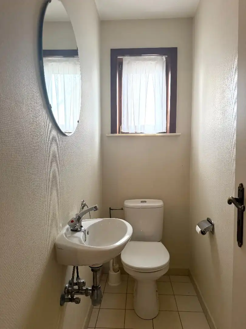 Instapklare open bebouwing met gelijkvloerse slaap- en badkamer en drie slaapkamers op verdiep. foto 17