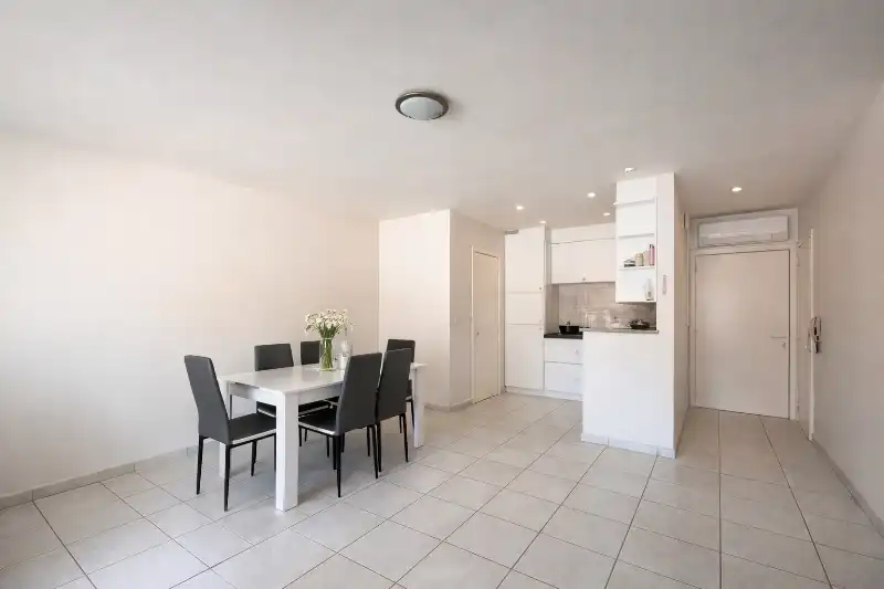 Energiezuinig 2 slaapkamer appartement vlakbij grote markt Ieper. foto 3