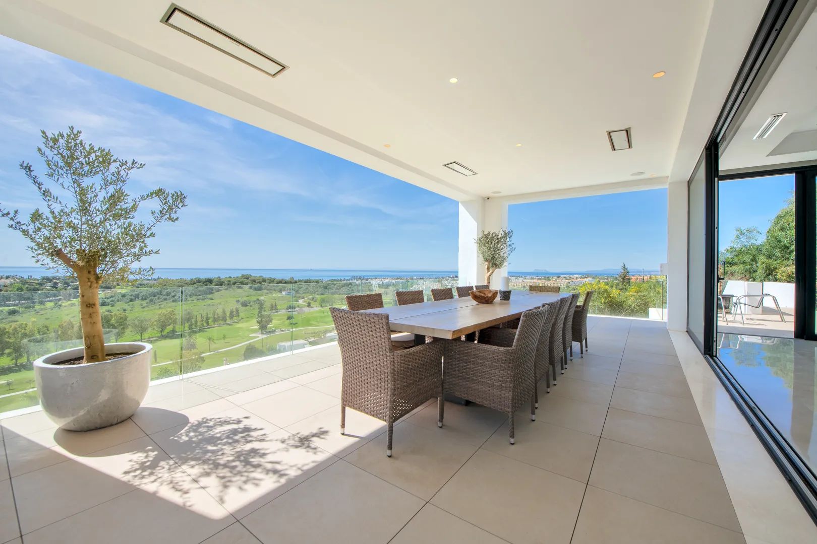 Indrukwekkende luxe villa met panoramisch uitzicht op zee en bergen in El Paraiso, Benahavis foto 34