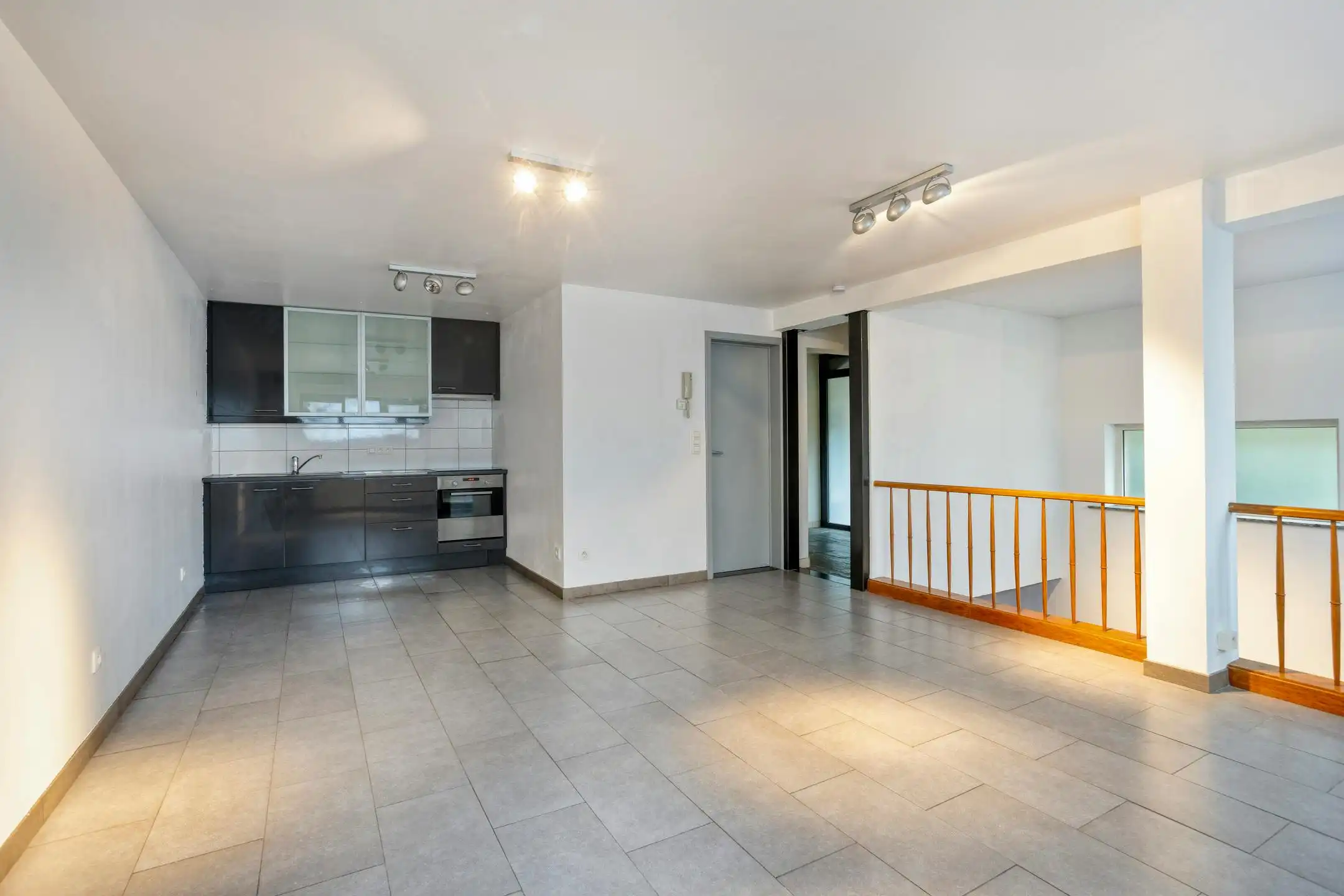 Driegevelwoning met extra studio/kantoor of praktijk, op een toplocatie in het centrum van Grimbergen! foto 14