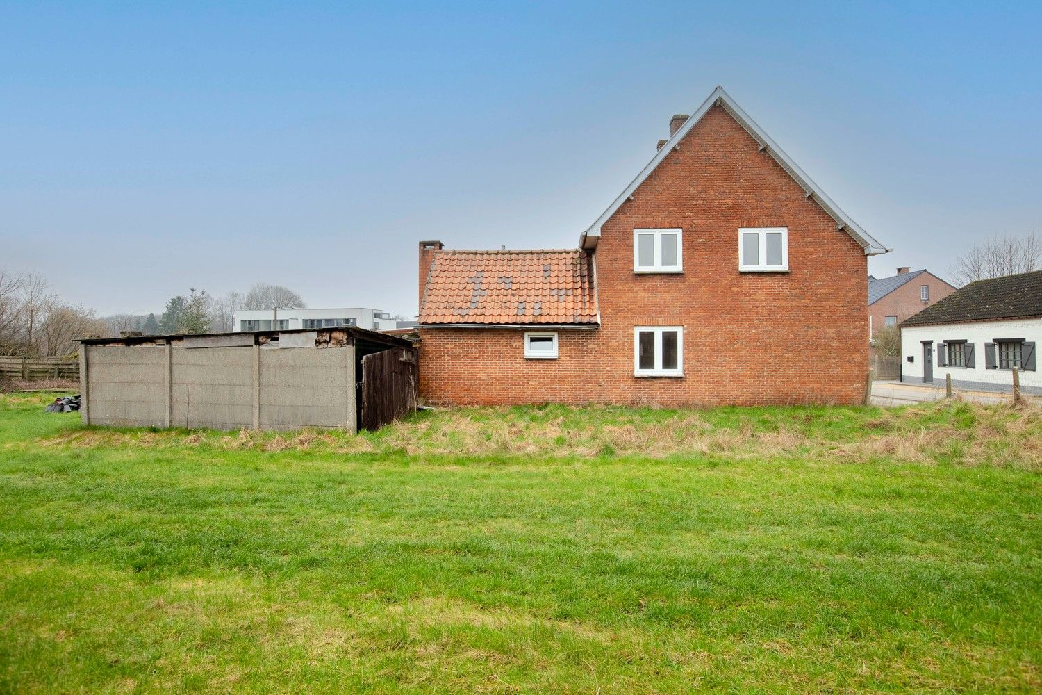 Te renoveren woning met veel mogelijkheden op een ruim perceel van 32a40ca te Lanaken! foto 6