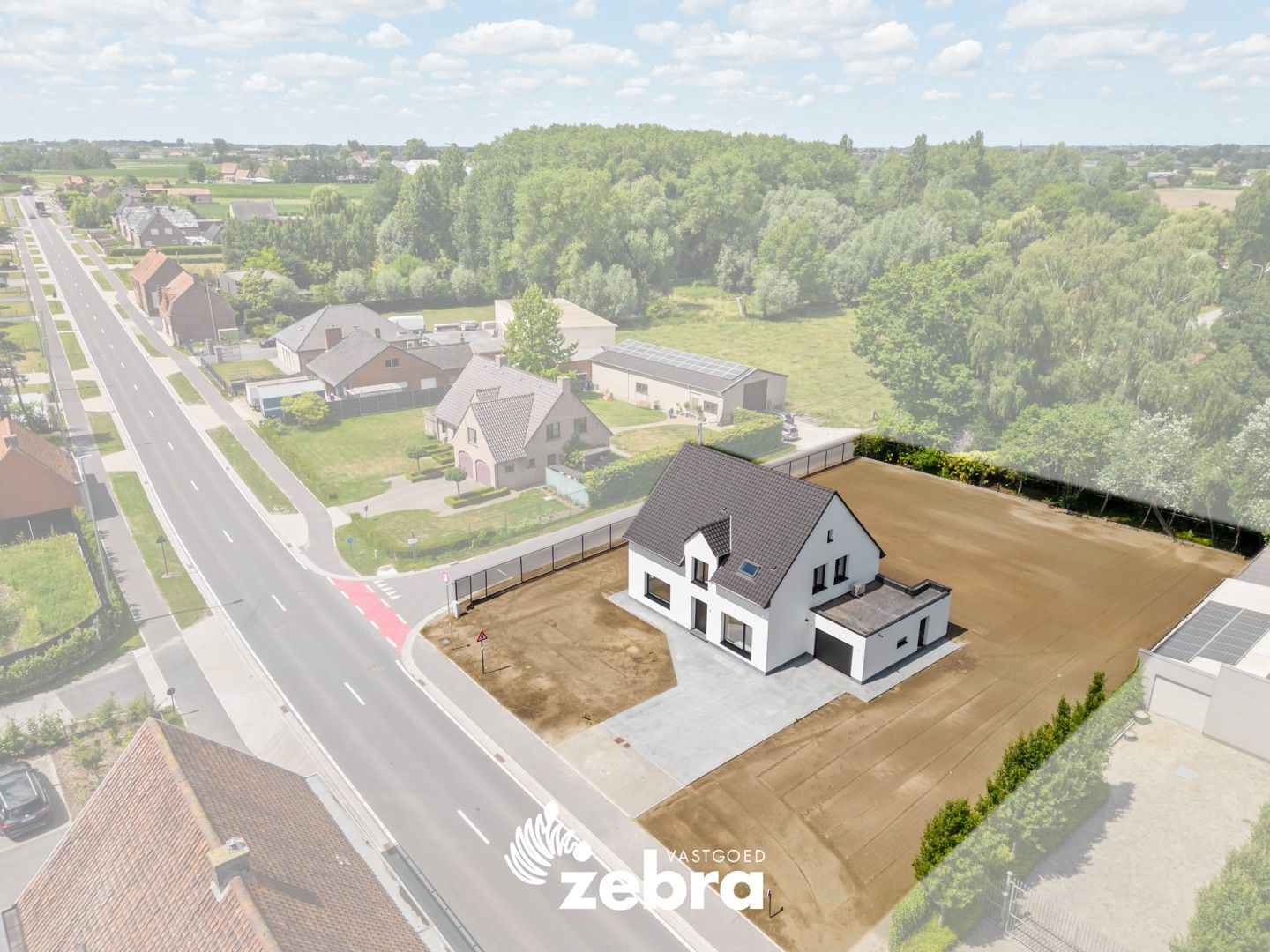 Prachtig gerenoveerde villa met 5 slaapkamers en 2 badkamers te Oostrozebeke! foto 2