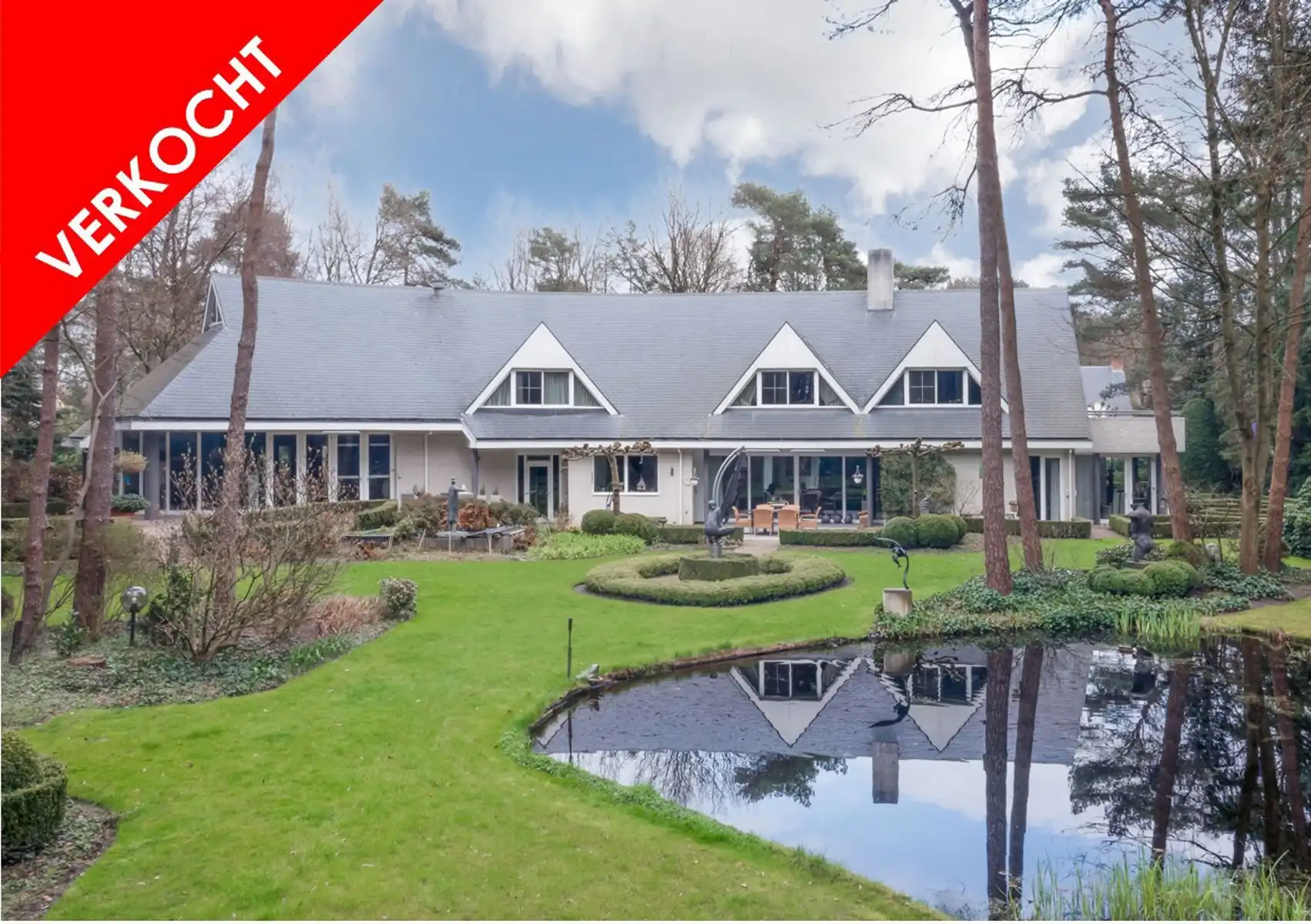 Unieke royale villa op parkdomein van ca 11.600m² foto {{pictureIndex}}
