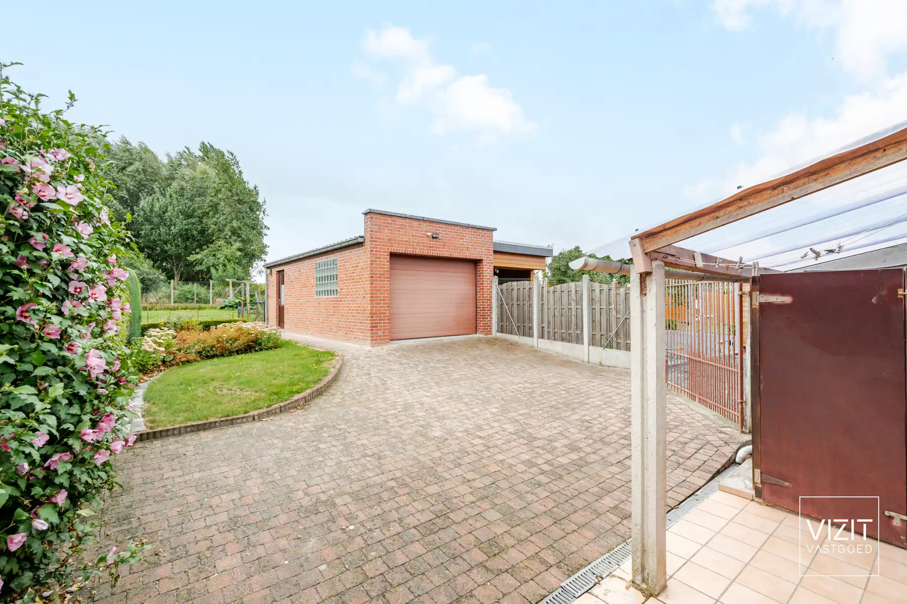 Halfopen woning met tuin en garage foto 30