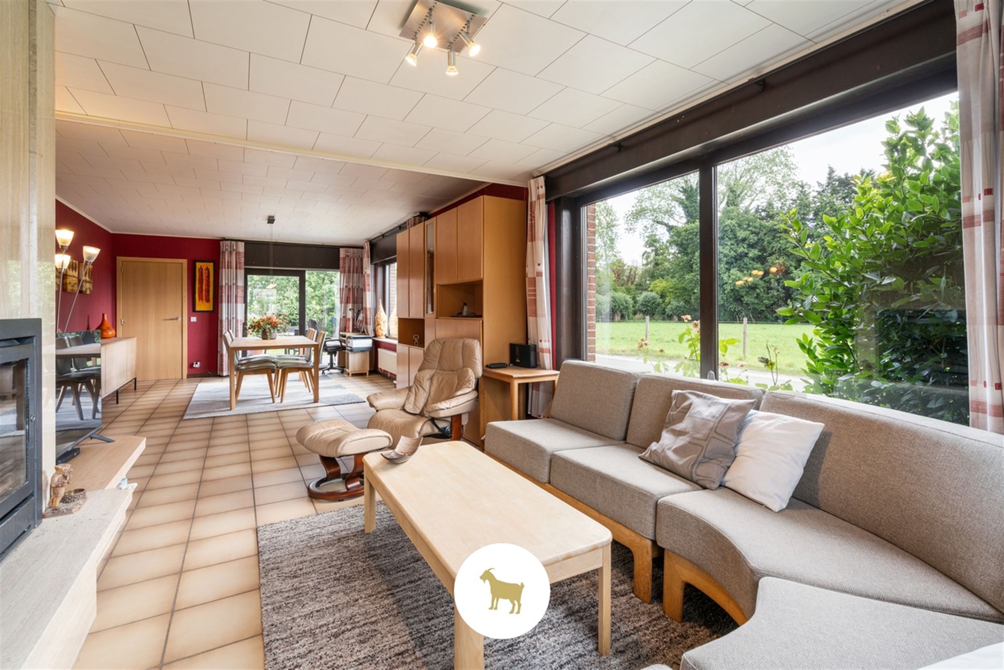 Te renoveren ALLEENSTAANDE WONING met 4 SLAAPKAMERS en GARAGE op een PERCEEL van 648m² foto 3