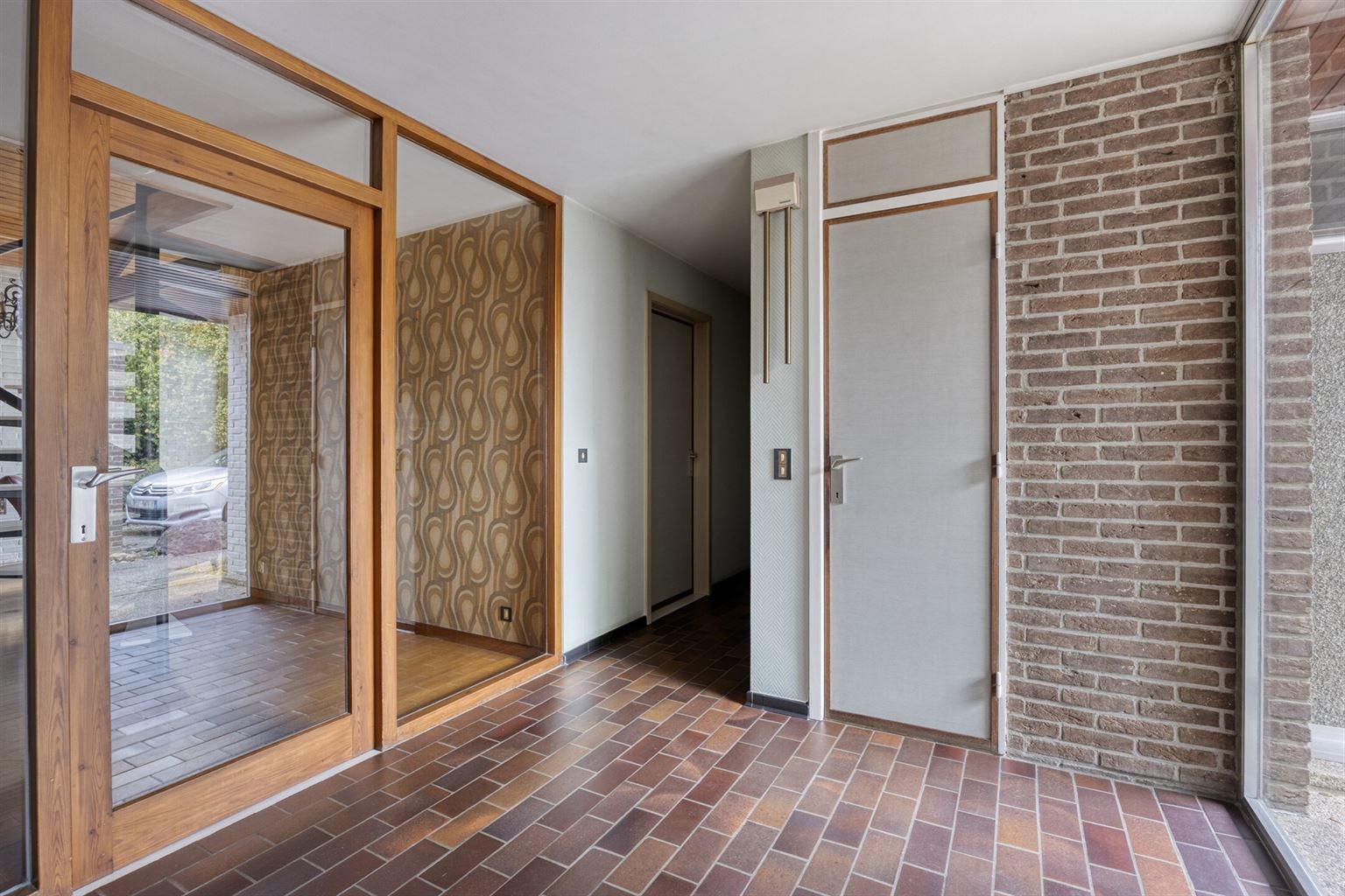 Vrijstaande woning in 70s stijl op een uniek perceel van 15a93ca met 5 slaapkamers, inpandige garage en riante tuin, gelegen op een rustige toplocatie nabij het centrum van Maaseik. foto 4