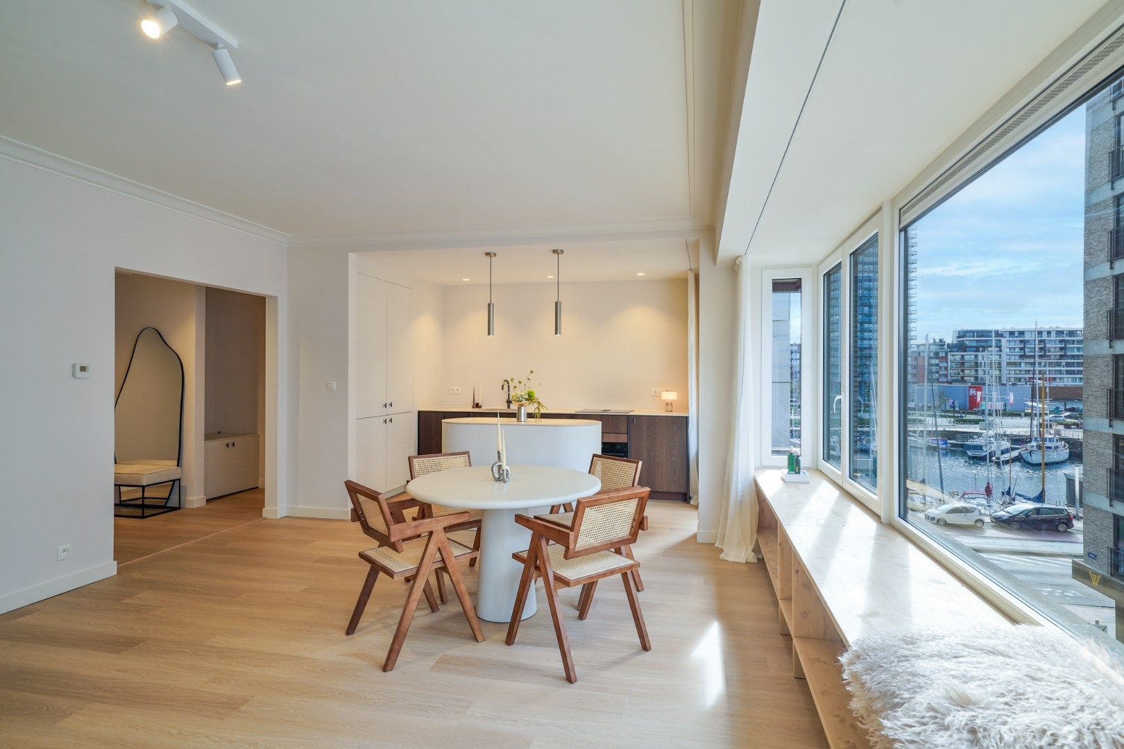 Volledig vernieuwd 3-slaapkamerappartement in hartje Oostende foto {{pictureIndex}}