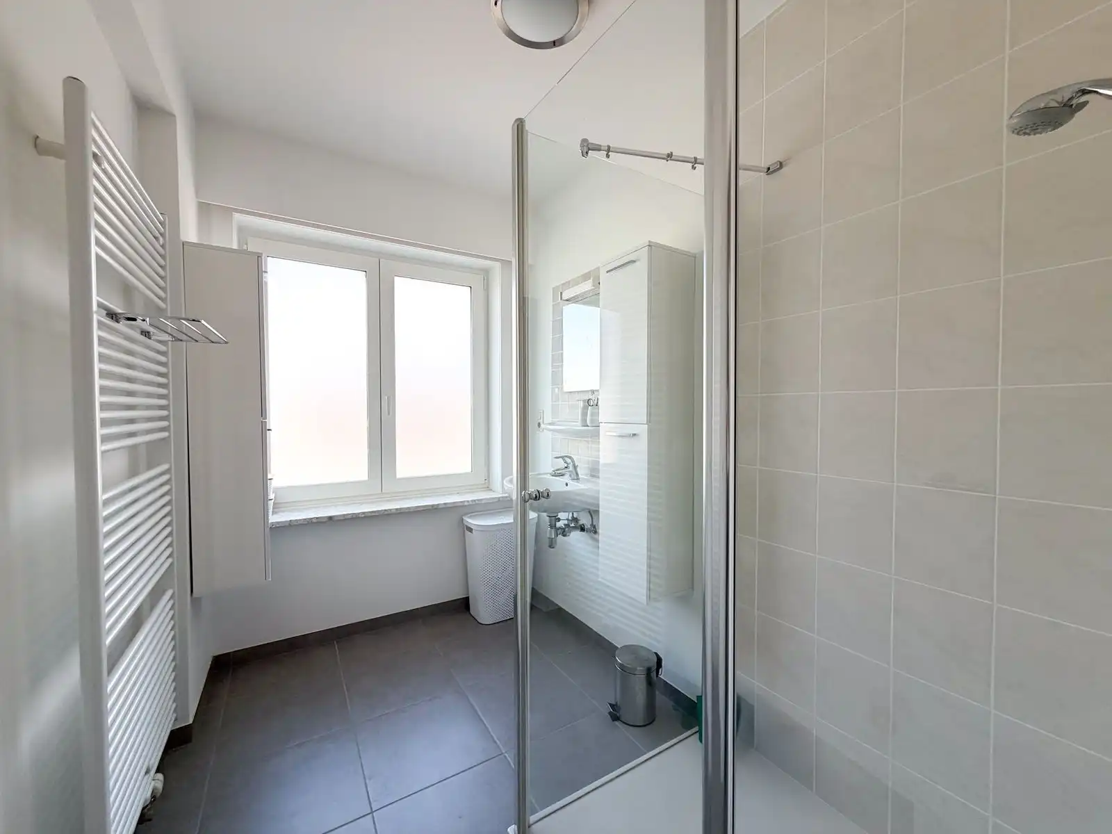 Fanstastisch ruim hoekappartement met 2 slpk én gemeubeld, pal aan zee foto 11