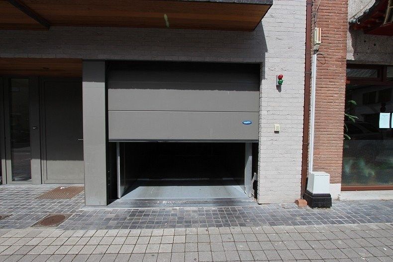 Ondergrondse garage met ervoor autostaanplaats in het centrum Gistel  foto 2