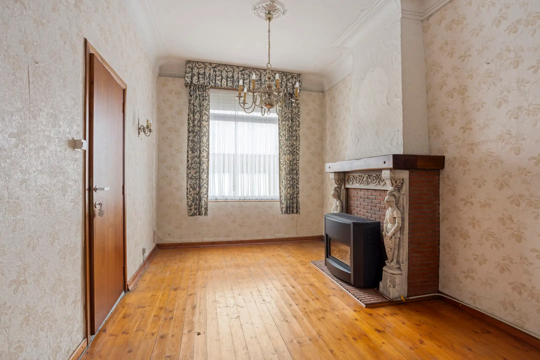 Charmante te renoveren woning met tuin en garage foto 8