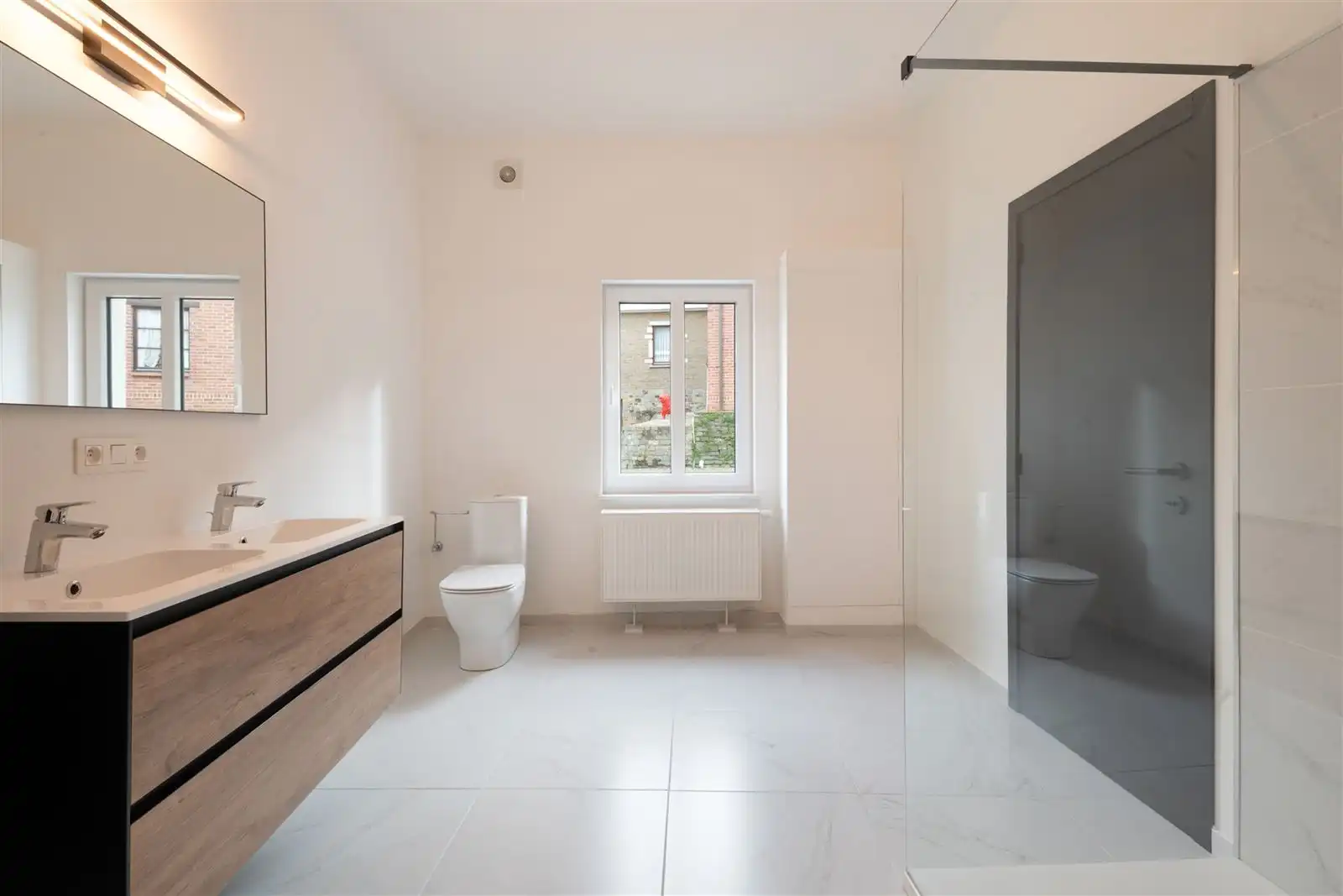 Instapklare volledig vernieuwde gezinswoning met tuin op 4are60 foto 14