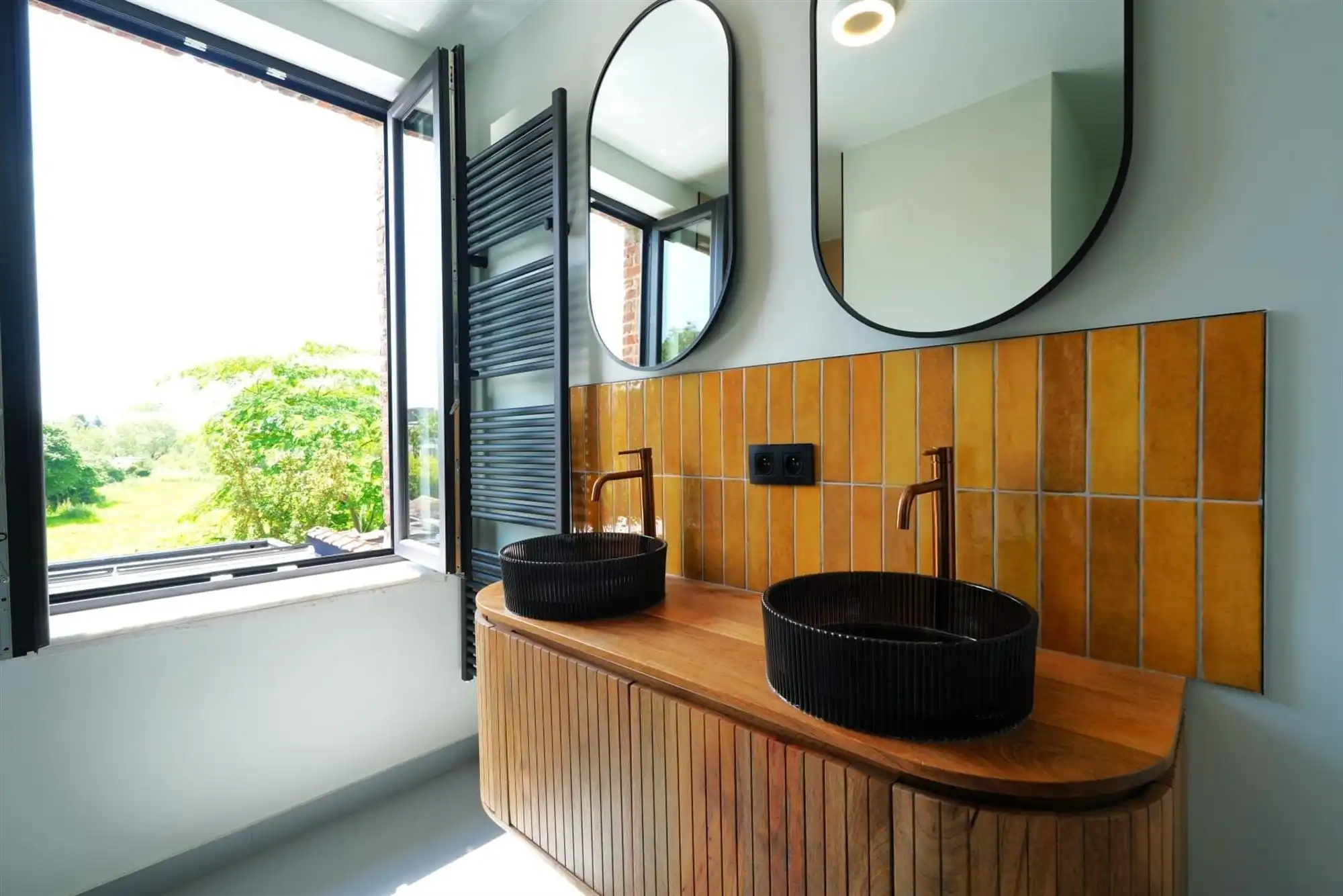 Gerenoveerde woning met drie slaapkamers en tuin foto 15