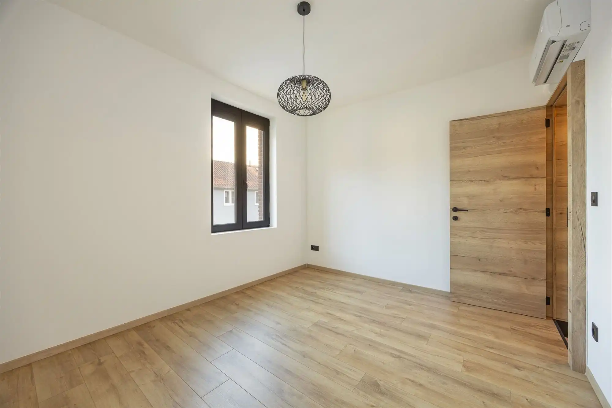 Gerenoveerde woning met drie slaapkamers en tuin foto 15