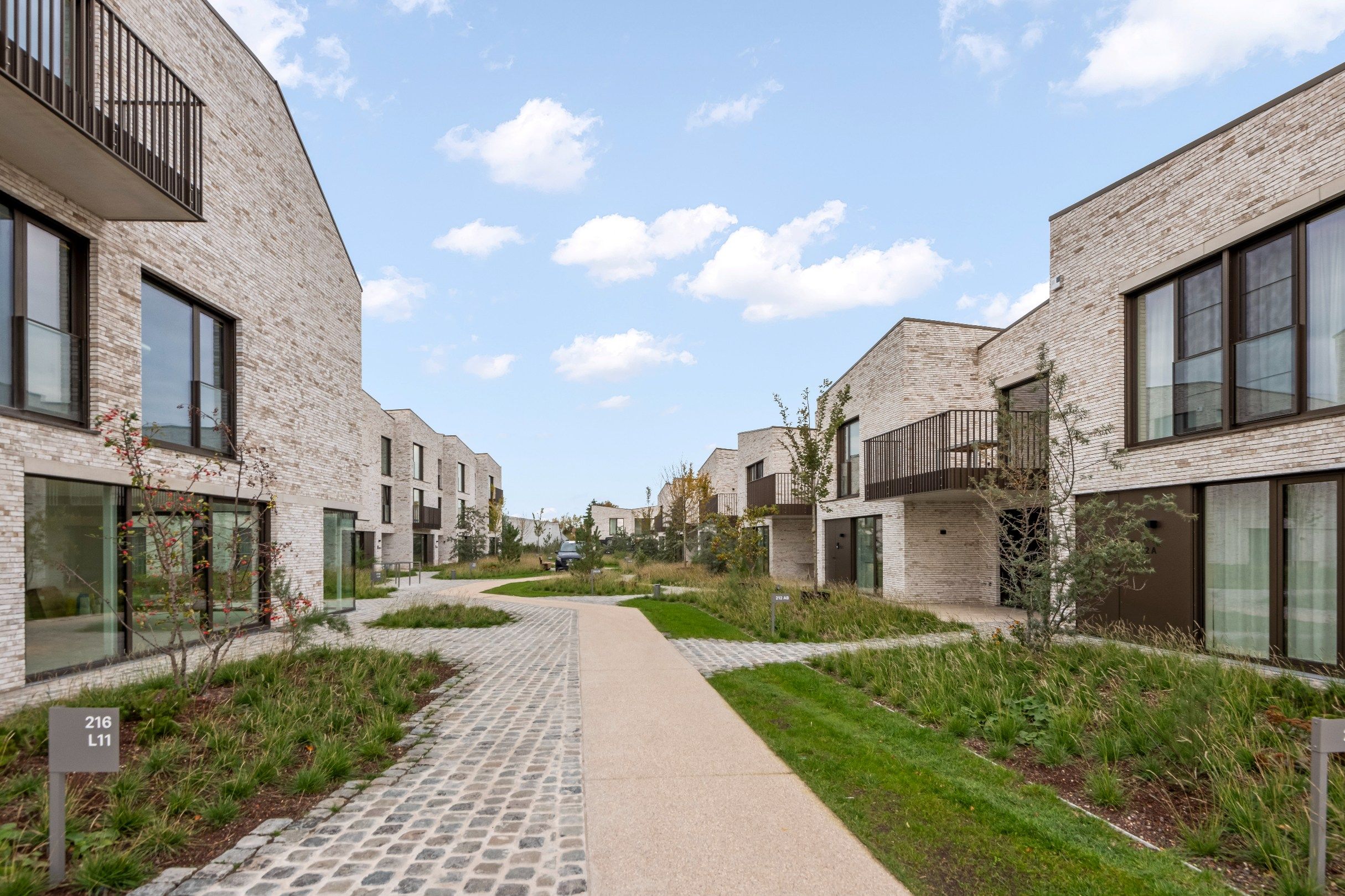 Moderne nieuwbouwwoning met ruime terrassen en ondergrondse dubbele garagebox foto 2