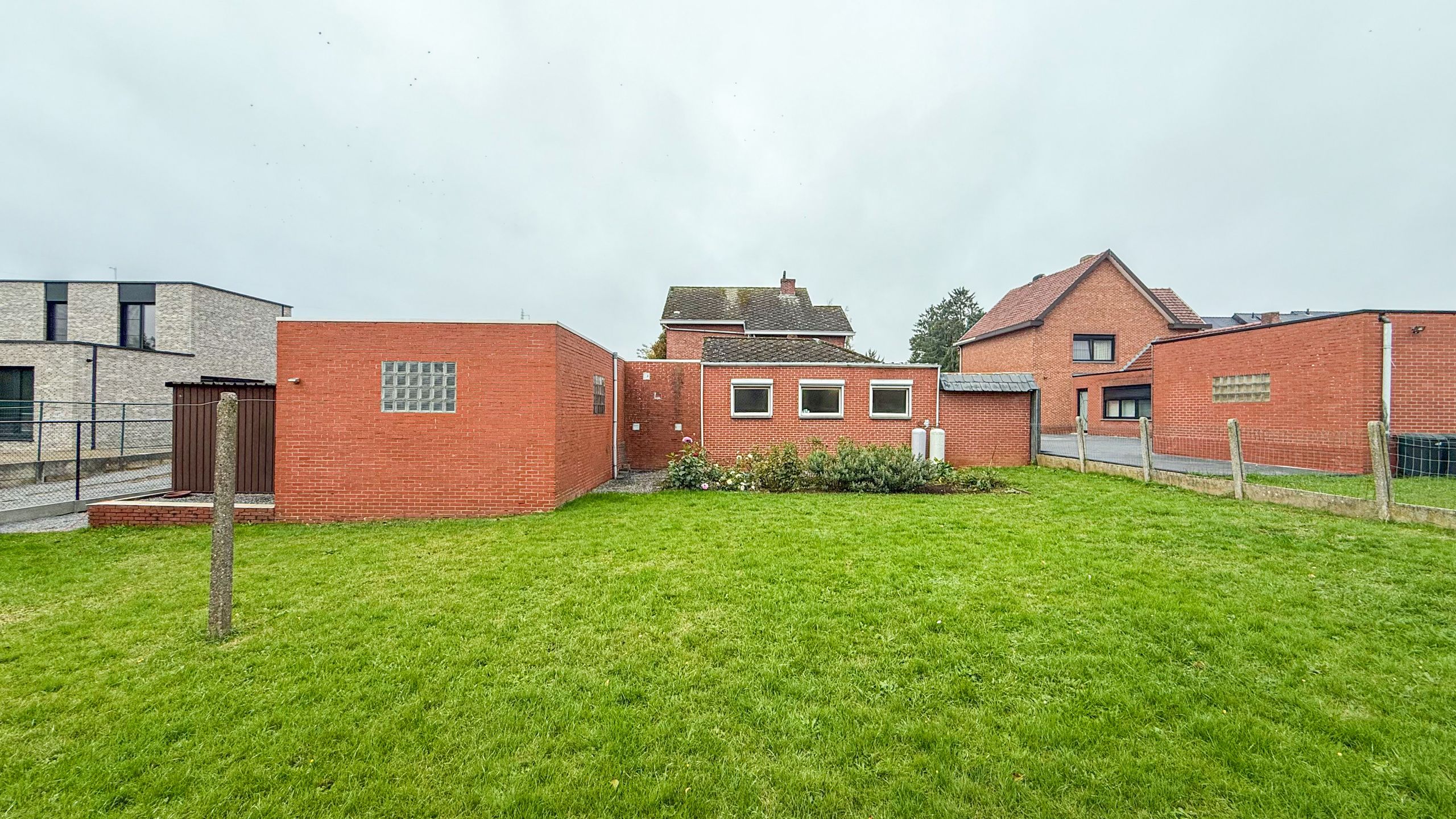 Ruime woning met 3 slaapkamers en zeer breed perceel! foto 37