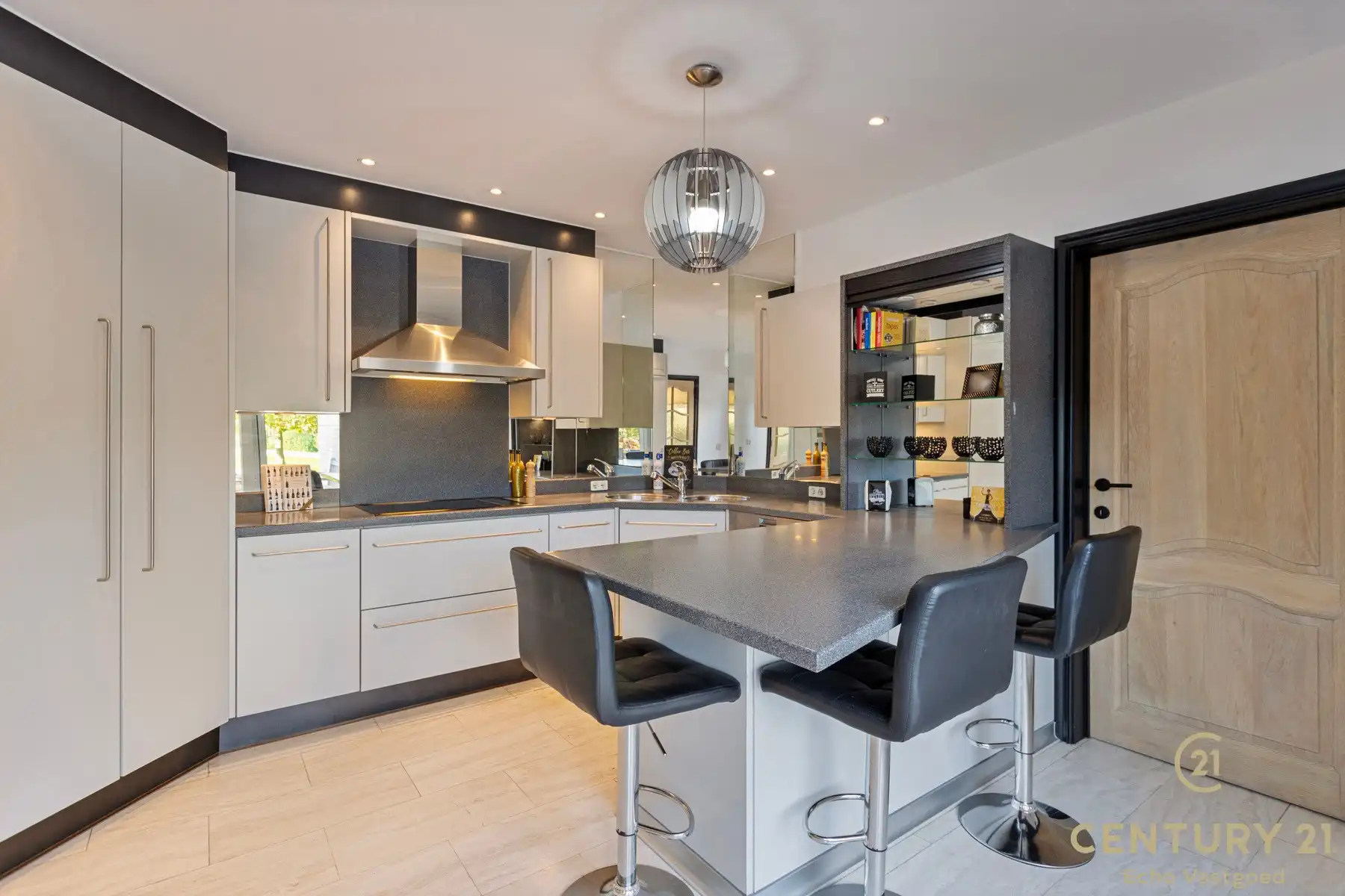 Ruime, gerenoveerde villa met fraaie tuin op ca 2420m² foto 12