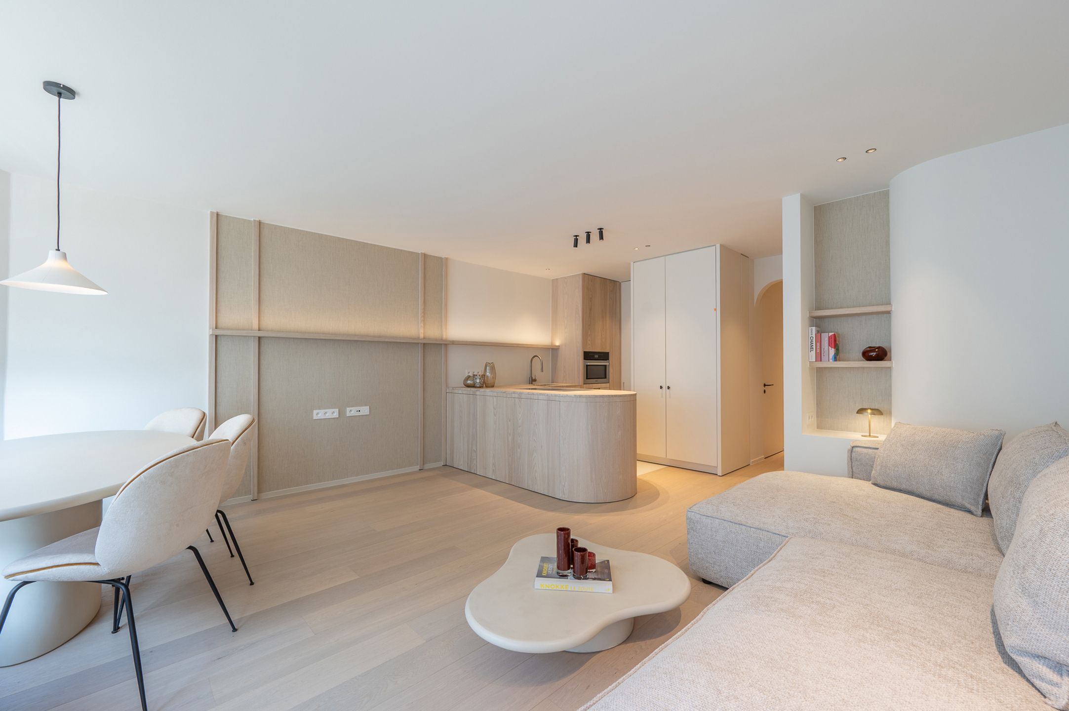 Stijlvol gerenoveerd appartement in het hart van het Zoute.. foto {{pictureIndex}}