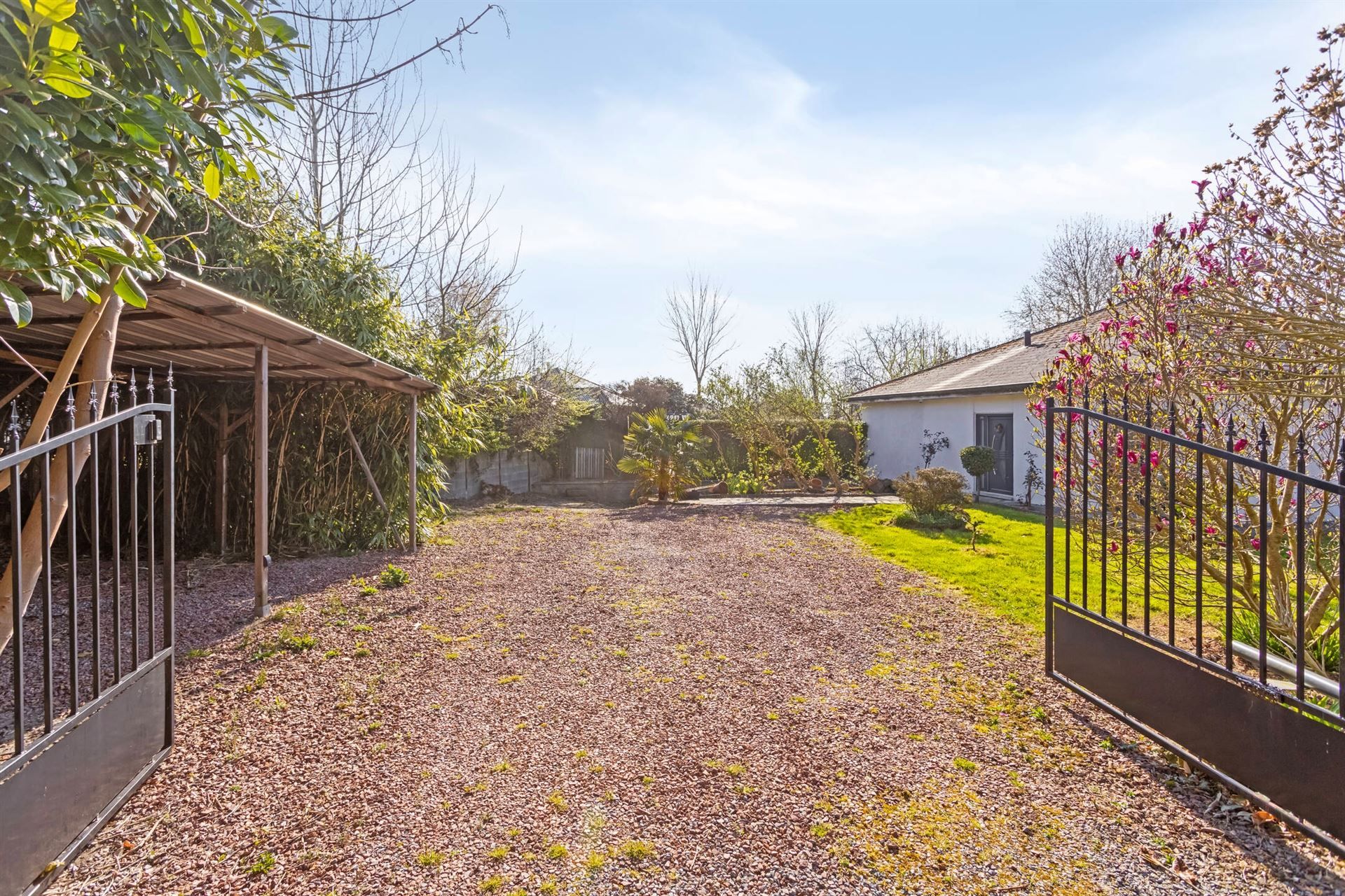 Charmante bungalow op een prachtig perceel in rustige wijk foto 3